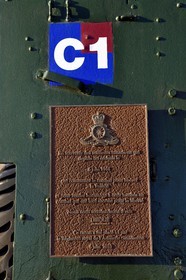 France, Calvados (14), Courseulles-sur-Mer, Centre Juno Beach, musée consacré au role du Canada lors de la Seconde Guerre Mondiale, plaque sur un canon Ordnance QF 25-pounder