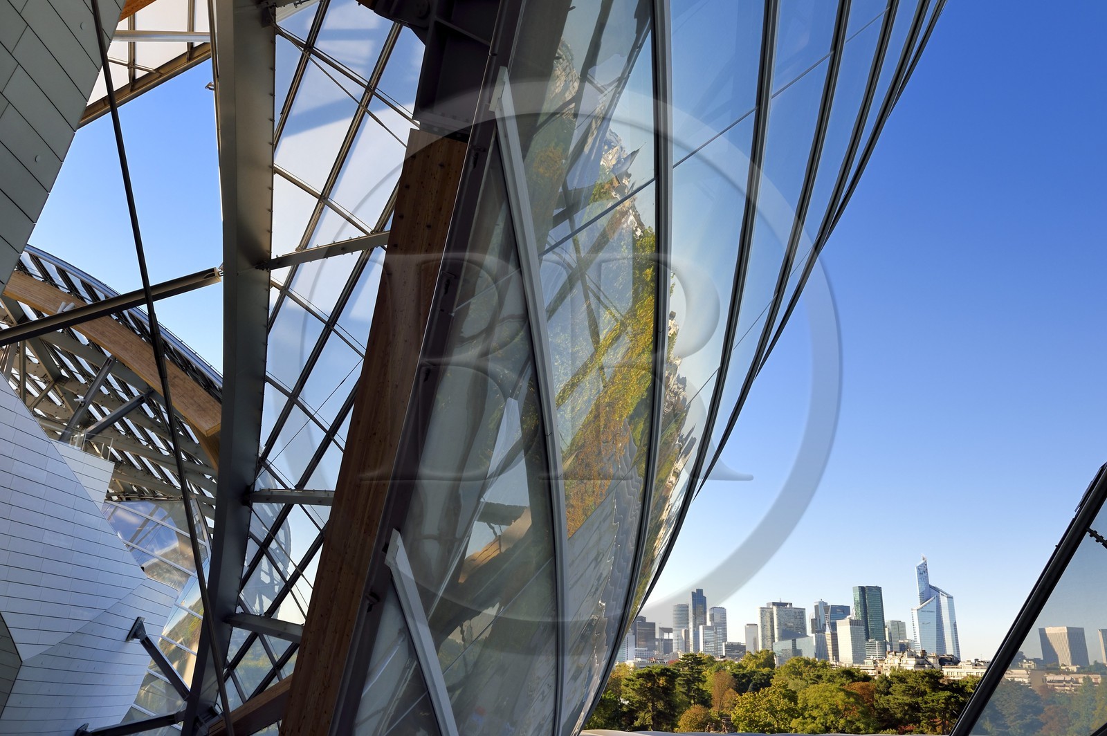 France, Paris (75), la Fondation Louis Vuitton de l'architecte Frank Gehry et le quartier de La Défense en arrière plan