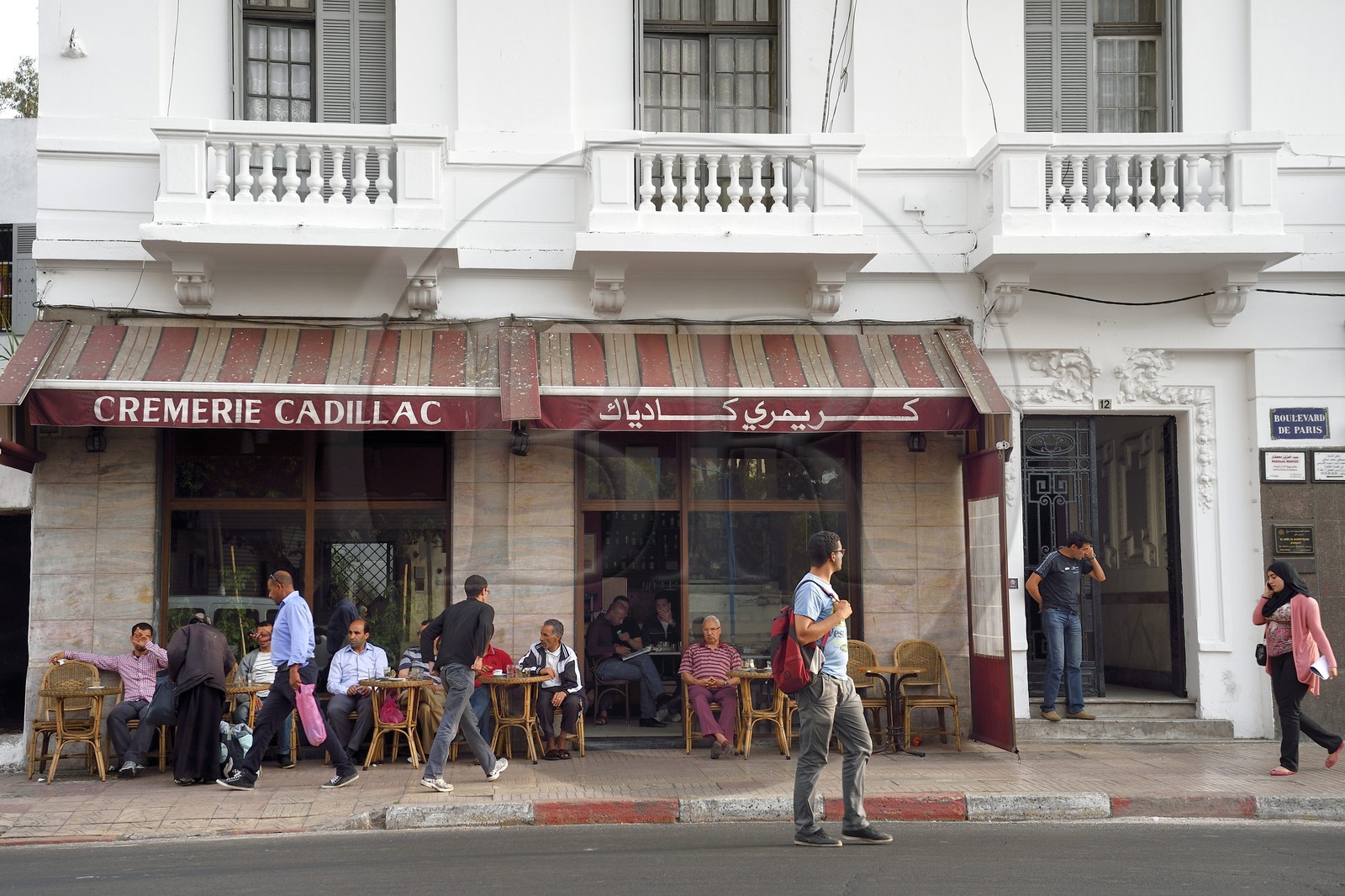 Maroc, Casablanca, terrasse de Café sur le boulevard de Paris