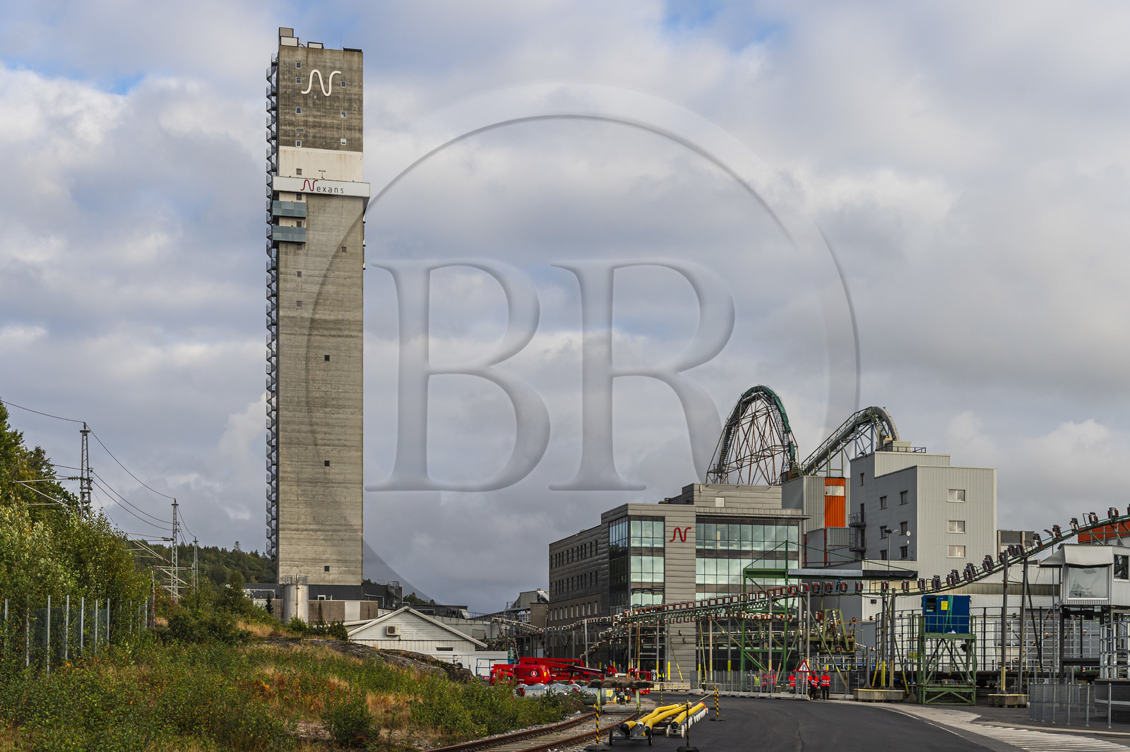 Norvège, comté d'Ostfold, Halden, l'usine de fabrication de cables Nexans dominée par sa tour de 120 m