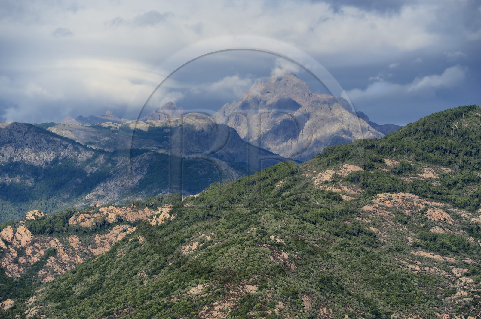 France, Corse-du-Sud (2A), Golfe de Porto, classé Patrimoine Mondial de l'UNESCO, les monts de Paglia Orba à gauche et Punta Licciola à droite