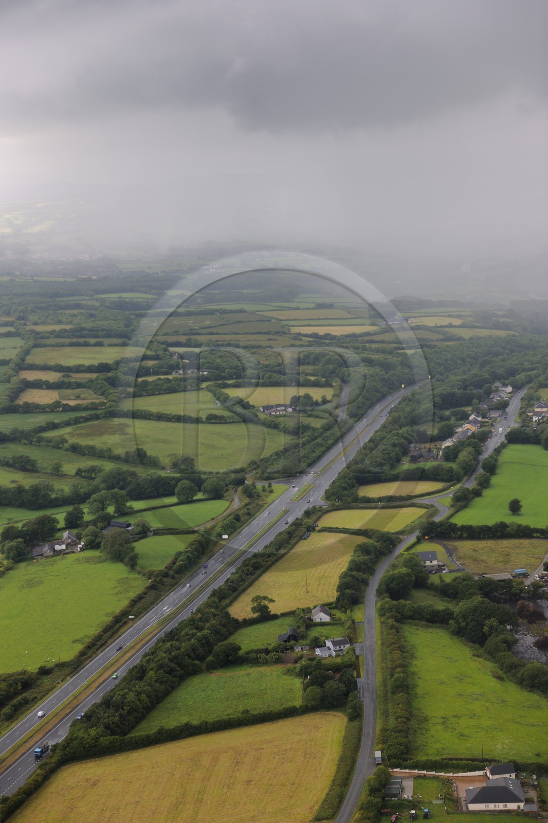 Royaume-Uni, Angleterre, Pays de Galles, l'autoroute A48 et un rideau de pluie (vue aérienne)