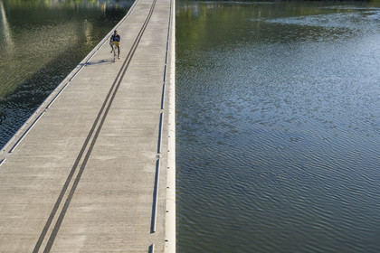 France, Aveyron (12), la passerelle piétonne cyclable et submersible franchit le Tarn à côté du Pont du Larzac