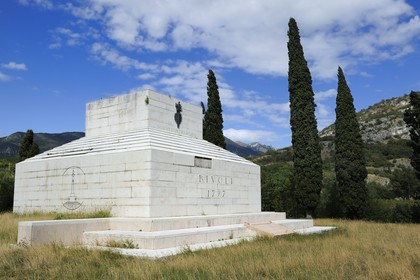 Italie, province de Vérone, la bataille de Rivoli a eu lieu le 14 et 15 janvier 1797 aux environs de Rivoli Veronese qui a vu la victoire de l'armée française menée par Napoleon Bonaparte face à l'armée autrichienne, monument commémoratif érigé en 1806