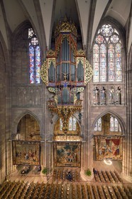 France, Bas-Rhin (67), Strasbourg, vieille ville classée au Patrimoine Mondial de l'UNESCO, la cathédrale Notre-Dame, le grand orgue au niveau de triforium et les Scènes de la vie de la Vierge réalisées à la demande de Richelieu sont une série de quatorze tapisseries suspendues dans la nef durant la période de l'Avent