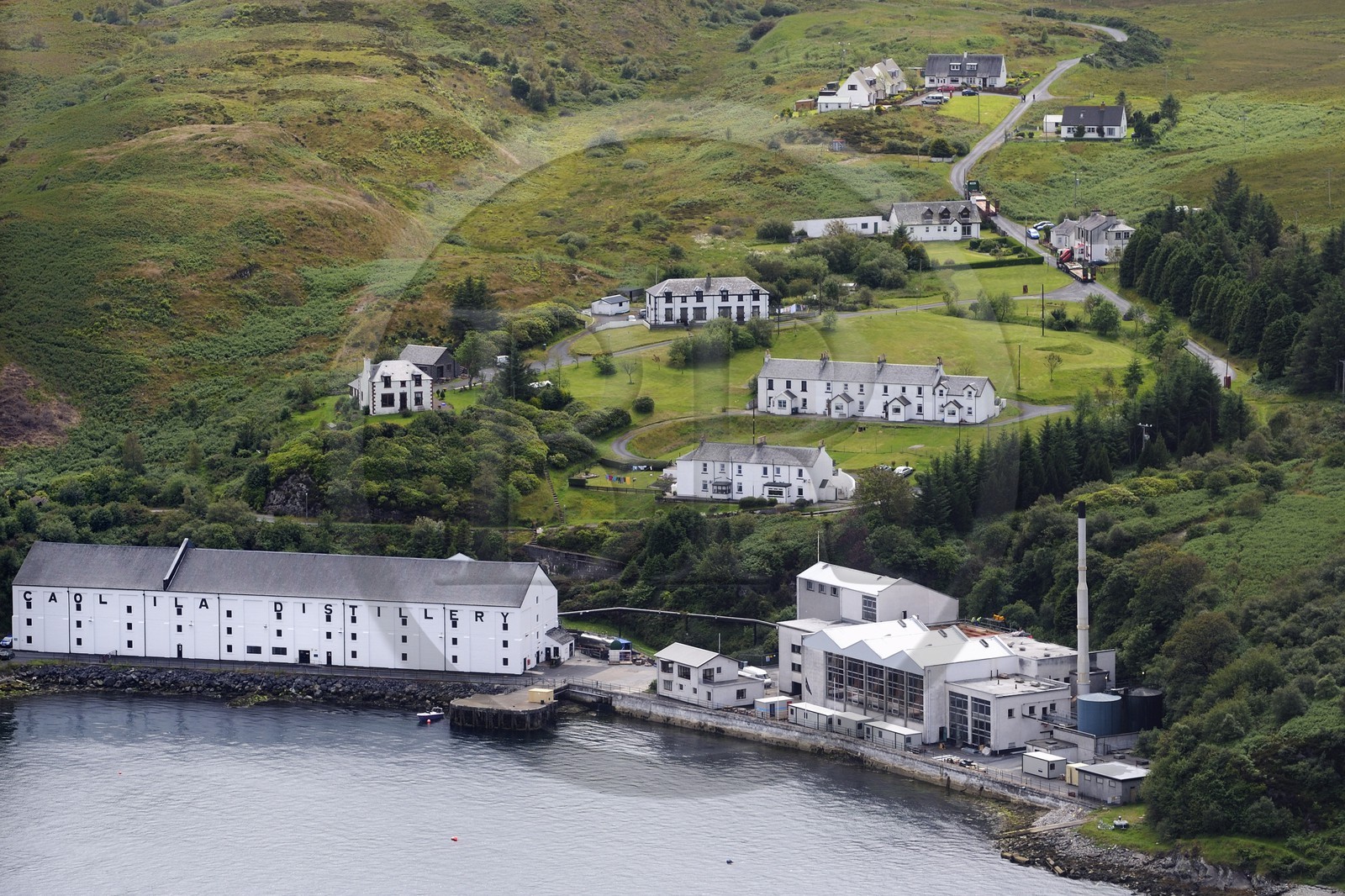 Royaume-Uni, Ecosse, Hébrides intérieures, Ile de Islay, Port Askaig, distillerie de whisky Caol Ila (vue aérienne)