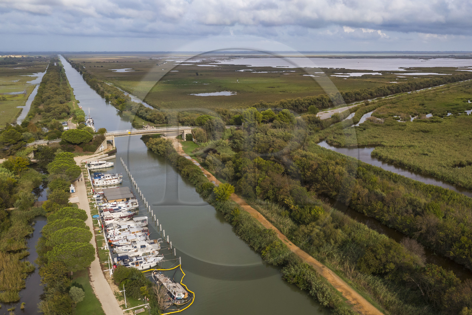 France, Gard (30), la Petite Camargue, Vauvert, le port de Gallician sur le canal du Rhône à Sète (vue aérienne)