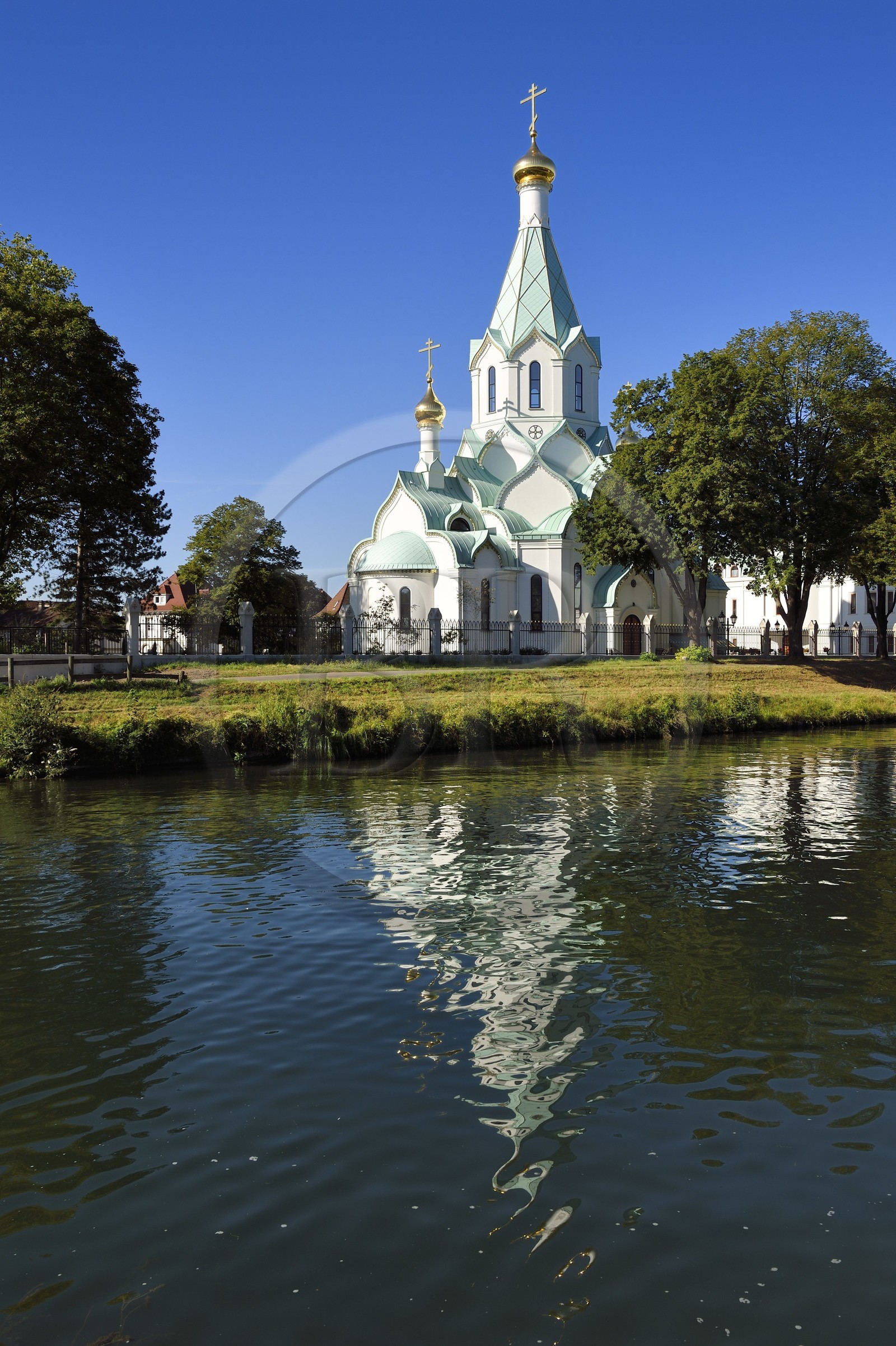 France, Bas-Rhin (67), Strasbourg, Quartier des Quinze, l’église orthodoxe de Tous-les-Saints au bord du canal de la Marne au Rhin