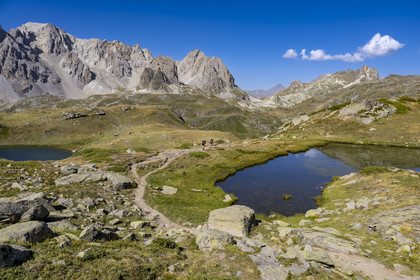 France, Hautes Alpes (05), le Briançonnais, Névache, haute vallée de la Clarée, randonneurs au petit lac entre le lac Long et le lac Rond, le massif des Cerces en arrière-plan