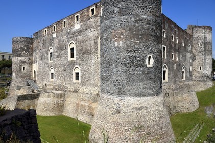 Italie, Sicile, Catane, ville baroque classée au Patrimoine Mondial de l'UNESCO, le Chateau d'Ursino (Castello Ursino) est un édifice militaire du XIIIe siècle