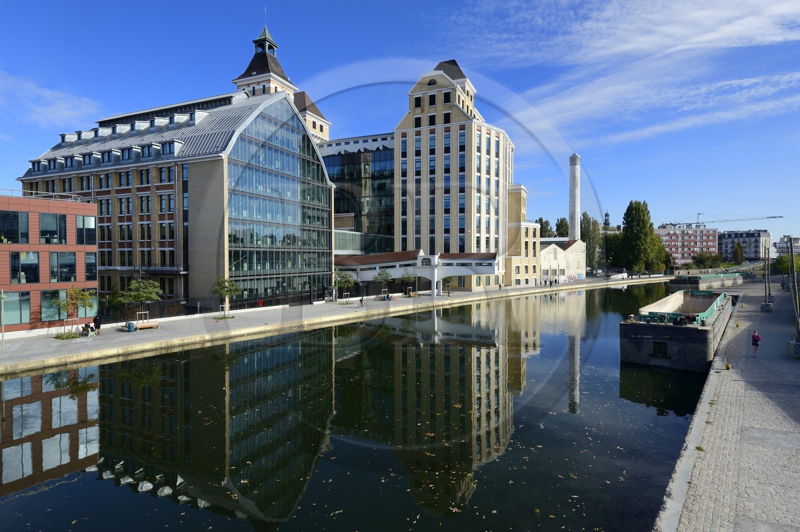 France, Seine-Saint-Denis (93), Pantin, Les anciens Grands Moulins de Pantin créées en 1884 réhabilités pour y réaliser un ensemble immobilier de bureaux conçu par le cabinet d'architectes Reichen et Robert pour BNP-Paribas Securities Services, le canal de l'Ourcq