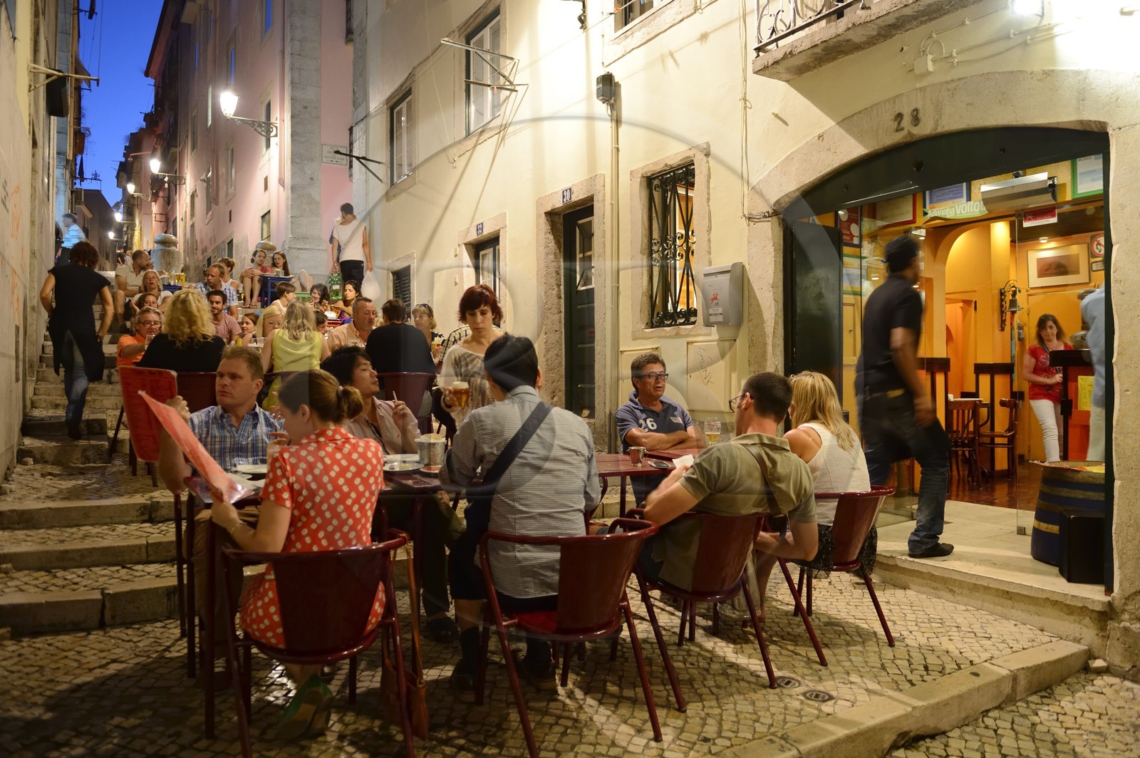 Portugal, Lisbonne, quartier du Bairro Alto, restaurant dans la rue pietonne travessa dos Fieis de Deus