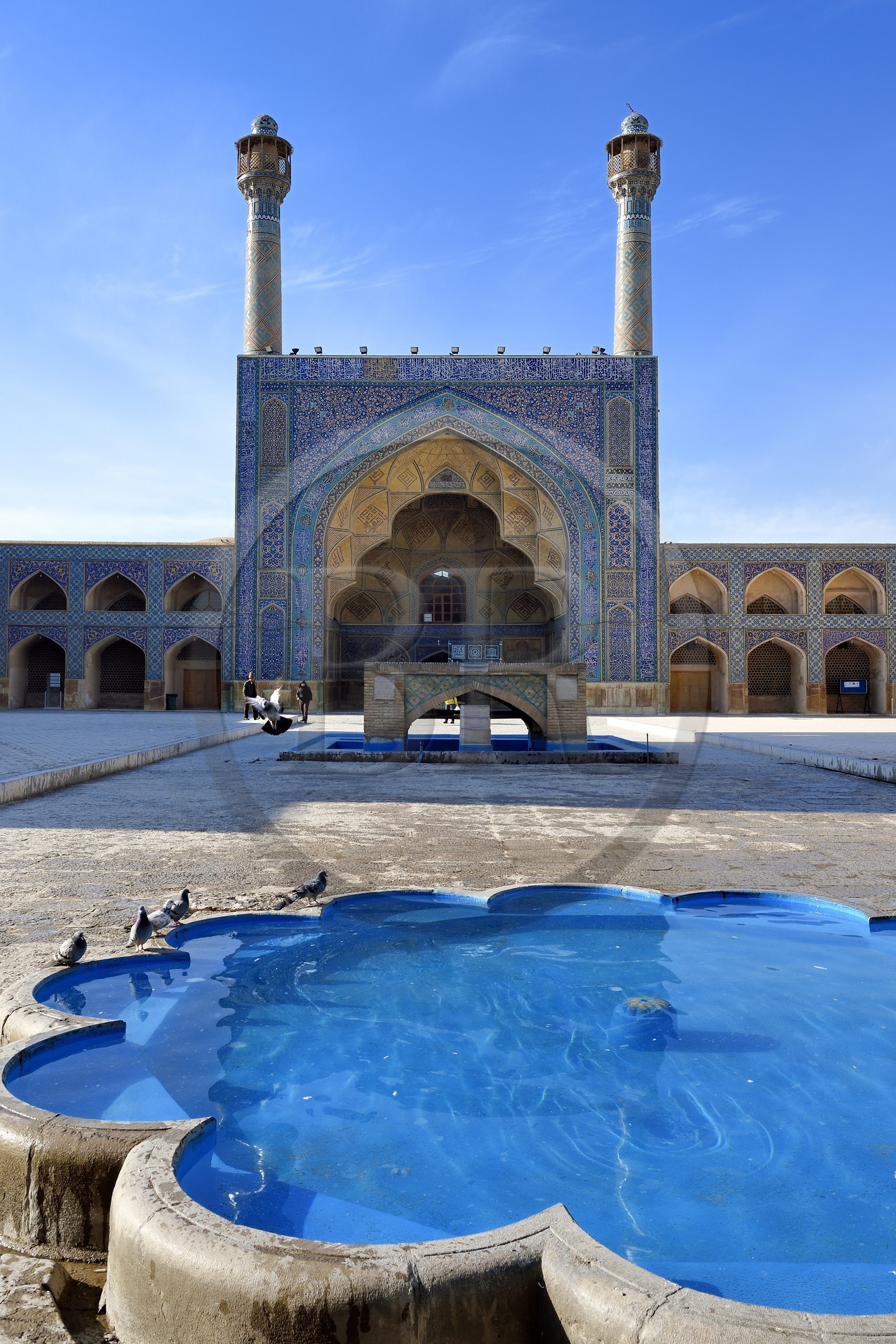 Iran, province d'Ispahan, Ispahan, Mosquée Jame, grande mosquée d'Ispahan dite aussi mosquée du vendredi, iwan et la fontaine aux ablutions au centre