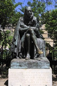 France, Paris (75), statue de Montaigne dans la rue des écoles