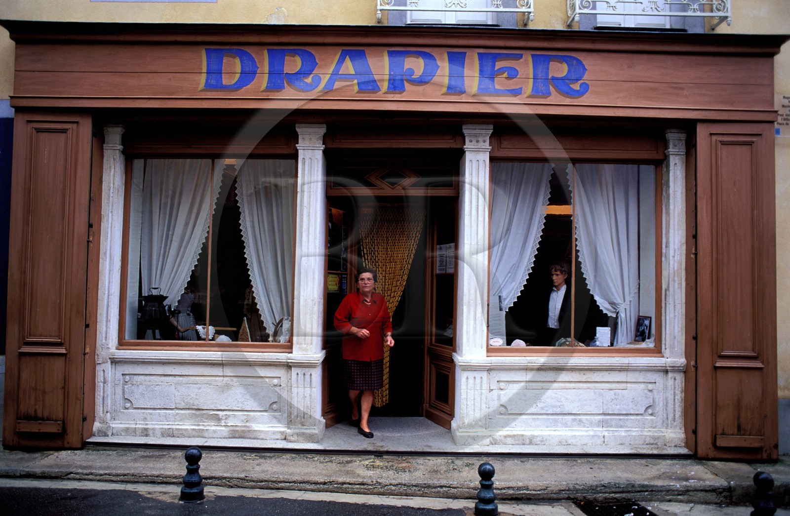 France, Vaucluse (84), Pernes-les-Fontaines, le musée du costume Comtadin (ancien magasin drapier)