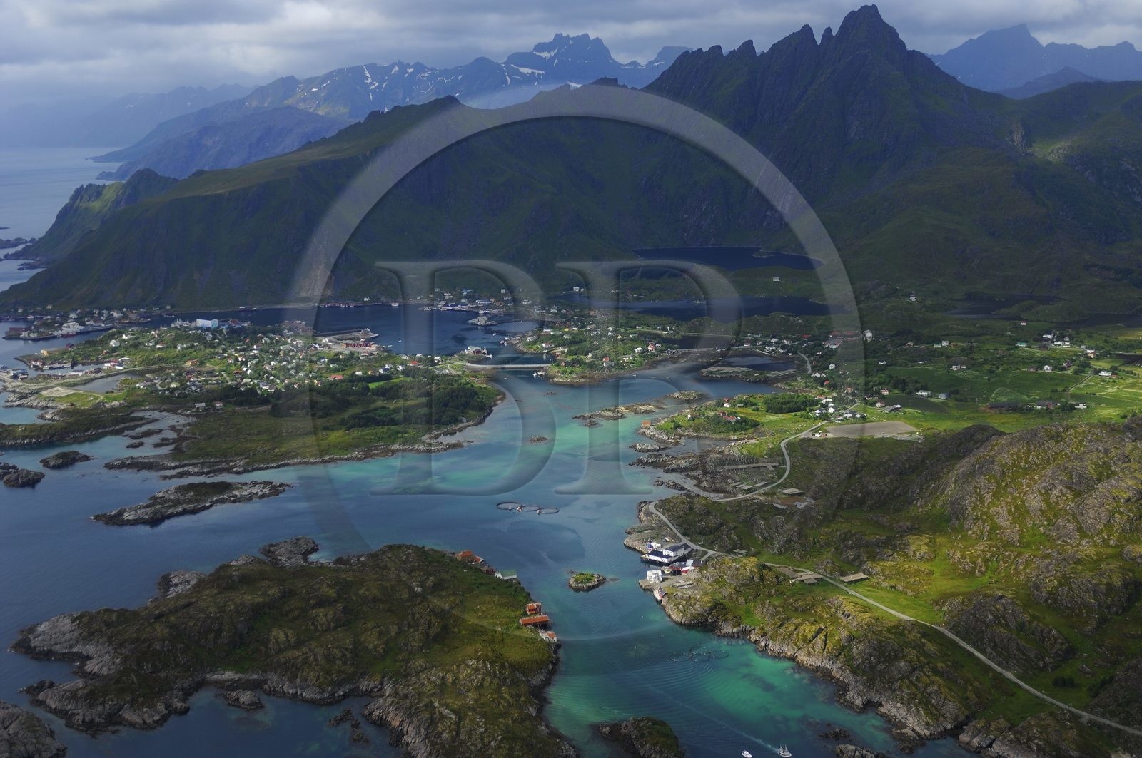 Norvège, Nordland, Iles Lofoten, Ile de Vestvagoy, port de Ballstad (vue aérienne)