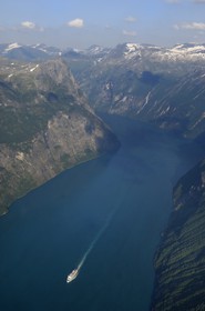 Norvège, More Og Romsdal, bateau de croisière dans le Geirangerfjord (vue aérienne)