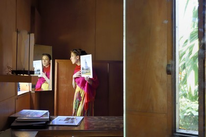 France, Alpes-Maritimes (06), Roquebrune-Cap-Martin, Cap Martin, cabanon Le Corbusier de 1952, jeu de miroirs autours de la fenêtre (Demande d'autorisation nécessaire avant publication)