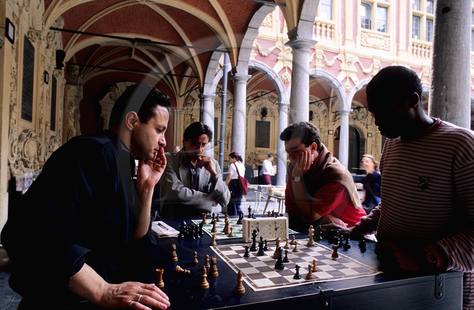 France, Nord (59), Lille, partie d'échecs dans l' ancienne cour intérieure de l' ancienne Bourse