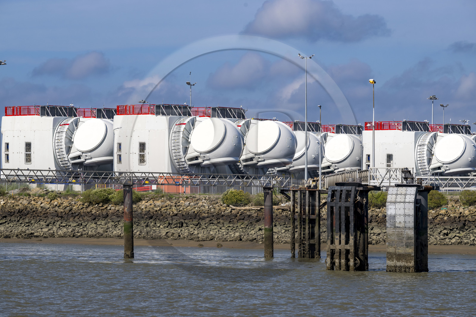 France, Loire-Atlantique (44), Estuaire de la Loire, Saint-Nazaire, Grand port maritime de Nantes-Saint-Nazaire, rotors d'éoliennes