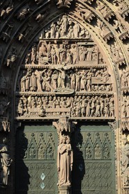 France, Bas-Rhin (67), Strasbourg, la cathédrale Notre-Dame, la façade occidentale, le portail central, sous les pieds du Christ en croix le squelette d’Adam