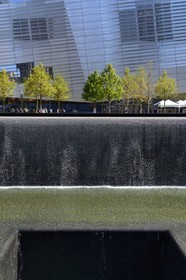 Etats-Unis, New York, Manhattan, 9 11 Memorial dessiné par l'architecte israélien Michael Arad qui consiste en une forêt d'arbres autour de deux étendues d'eau carrées avec deux grands trous en leur centre à l'endroit précis où se tenaient les deux tours et le One World Trade Center (1WTC)