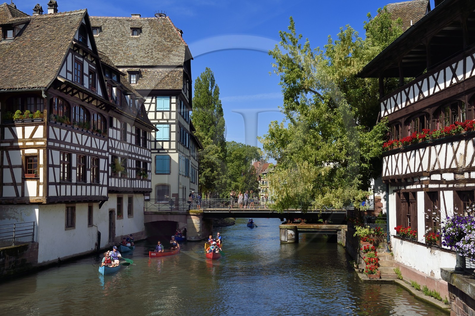 France, Bas-Rhin (67), Strasbourg, vieille ville classée au Patrimoine Mondial de l'UNESCO, quartier de la Petite France, le pont du Faisan sur un bras de l'Ill et la Maison des Tanneurs de 1572 (restaurant) à droite