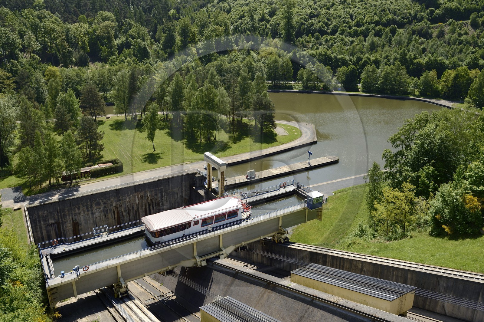 France, Moselle (57), le plan incliné de Saint-Louis-Arzviller est un ascenseur à bateaux qui fait partie du canal de la Marne au Rhin et  et permet la traversée des Vosges, il remplace 17 écluses