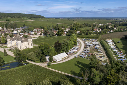 France, Côte-d'Or (21), les climats de Bourgogne classés Patrimoine Mondial de l'UNESCO, Côte de Beaune, Savigny-les-Beaune, le chateau avec les musées et collections avions de chasse, voitures de course Abarth, motos, tracteurs enjambeurs, maquettes, camions de pompiers (vue aérienne)