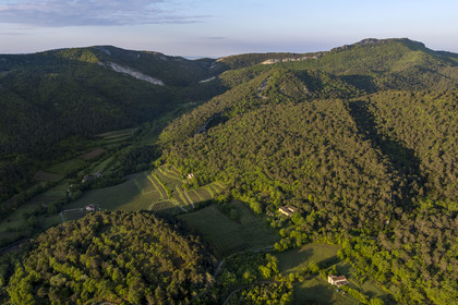 France, Vaucluse, Dentelles de Montmirail mountains, Crestet, the massif and the southern face of the Saint-Amand ridge