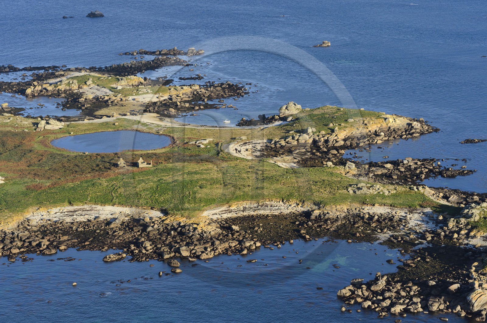 France, Finistère (29), parc naturel régional d'Armorique, mer d'Iroise, Ile de Balanec dans l'Archipel de Molène (vue aérienne)