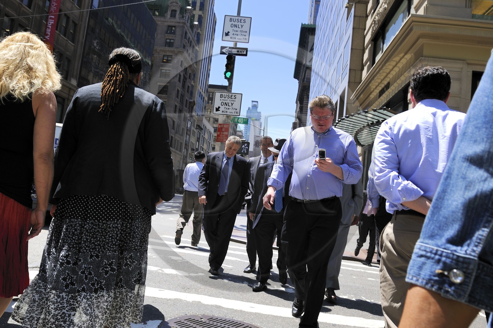 Etats-Unis, New York, Manhattan, Midtown, traversée de rue sur la 5th Avenue