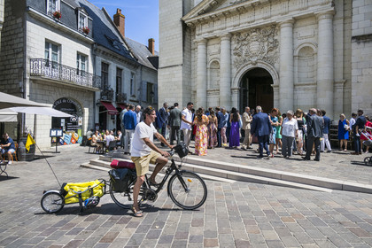 France, Maine-et-Loire (49), vallée de la Loire classée au Patrimoine Mondial par l'UNESCO, Saumur, randonnée à bicyclette, vélo avec une remorque transportant le matériel de camping