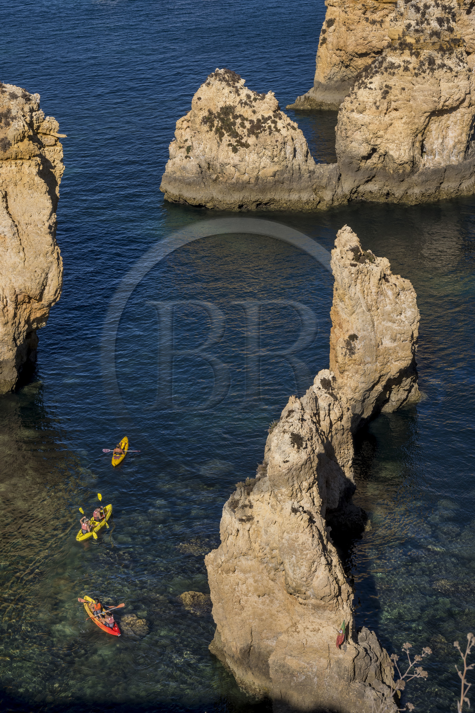 Portugal, Algarve, Lagos, randonnée en kayak au pied des falaises escarpées de la Ponta da Piedade