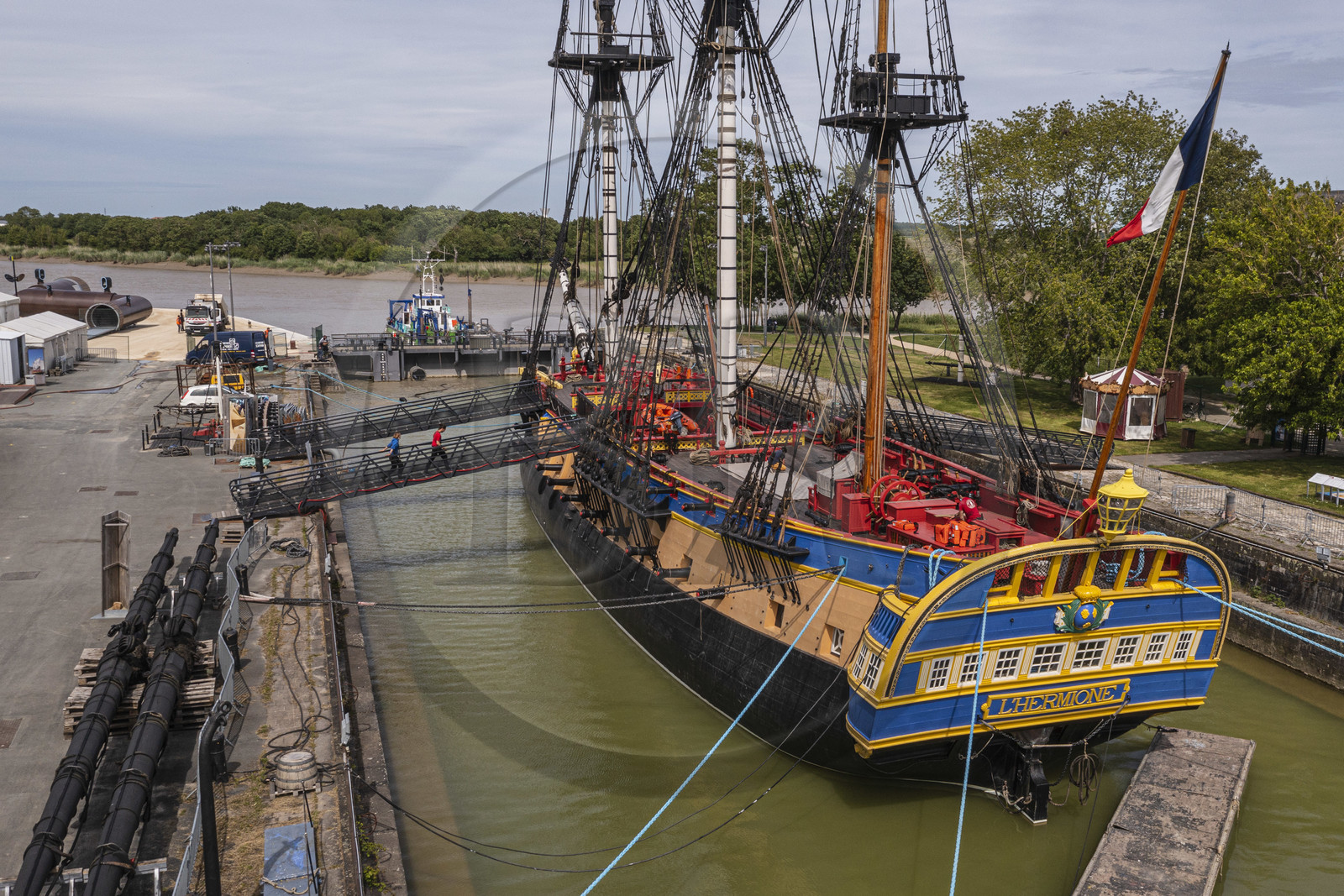 France, Charente-Maritime (17), Rochefort, Centre International de la mer dans l'ancien Arsenal maritime de Rochefort, la frégate Hermione dans la forme de radoub, c'est la réplique du trois-mats où le marquis de Lafayette embarqua pour l’Amérique en 1780 (vue aérienne)