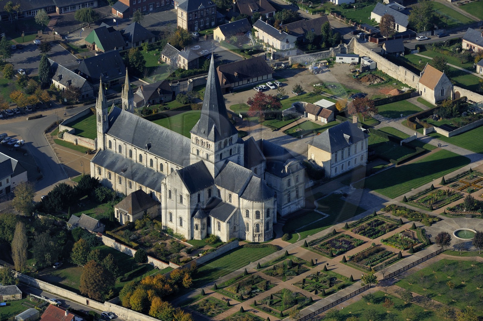 France, Seine-Maritime (76), Saint-Martin-de-Boscherville, Abbaye Saint-Georges de Boscherville du XIIe siècle (vue aérienne)