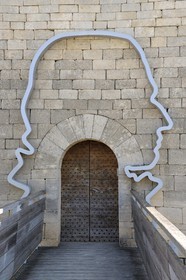 France, Vaucluse (84), Parc Naturel Regional du Luberon, Lacoste, chateau de Lacoste, une des residences du Marquis de Sade et de nos jours propriété de Pierre Cardin, silhouette du Divin Marquis