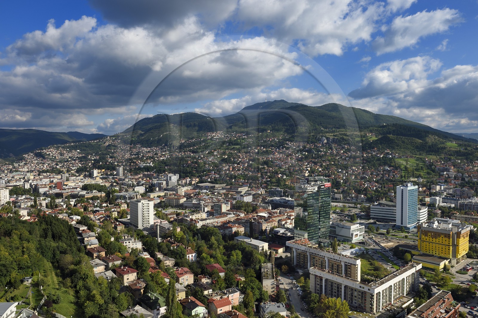 Bosnie-Herzégovine, Sarajevo, la ville moderne au premier plan à droite et la ville ancienne en arrière plan à gauche