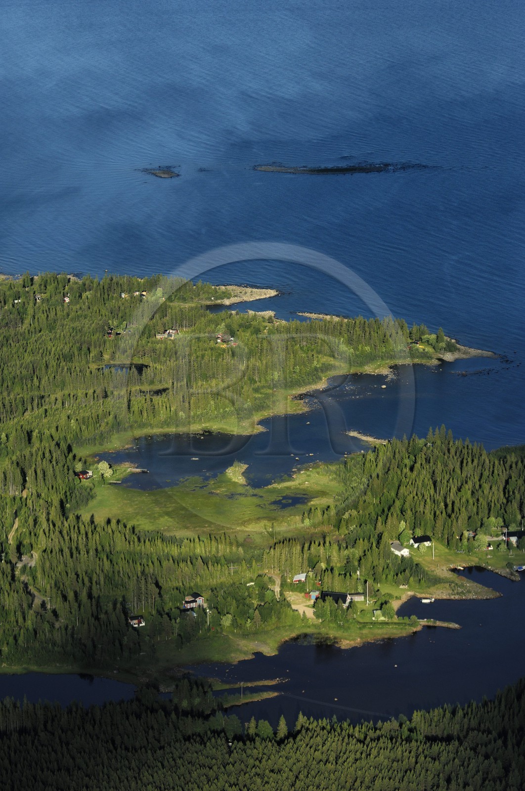 Suède, Comté de Västerbotten, région d'Umea, Sönnerstgrundet en bordure de la mer Baltique (vue aérienne)