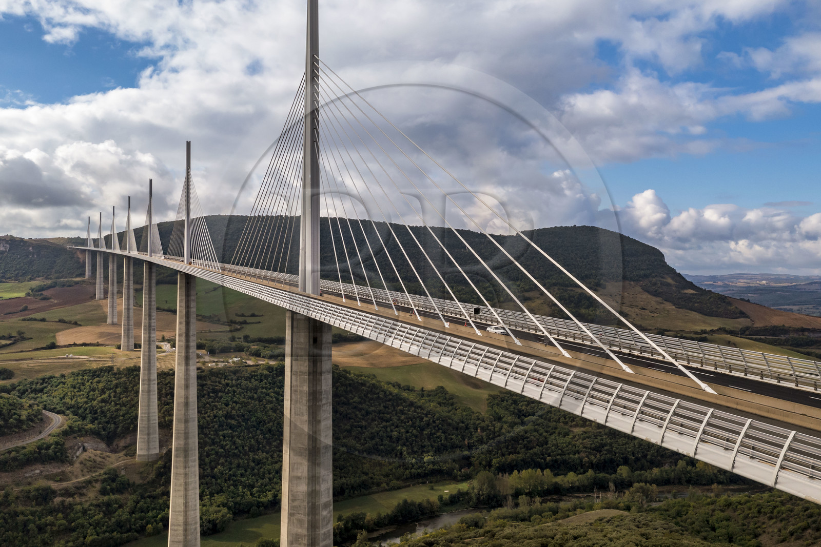 France, Aveyron (12), parc naturel régional des Grands Causses, Millau, le viaduc de Millau des architectes Michel Virlogeux et Norman Foster, entre le Causse du Larzac et le Causse de Sauveterre au dessus du Tarn (vue aérienne)