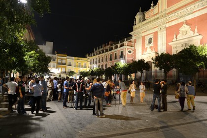 Espagne, Andalousie, Séville, plaza del Salvador, les bars à tapas débordent sur la place le soir
