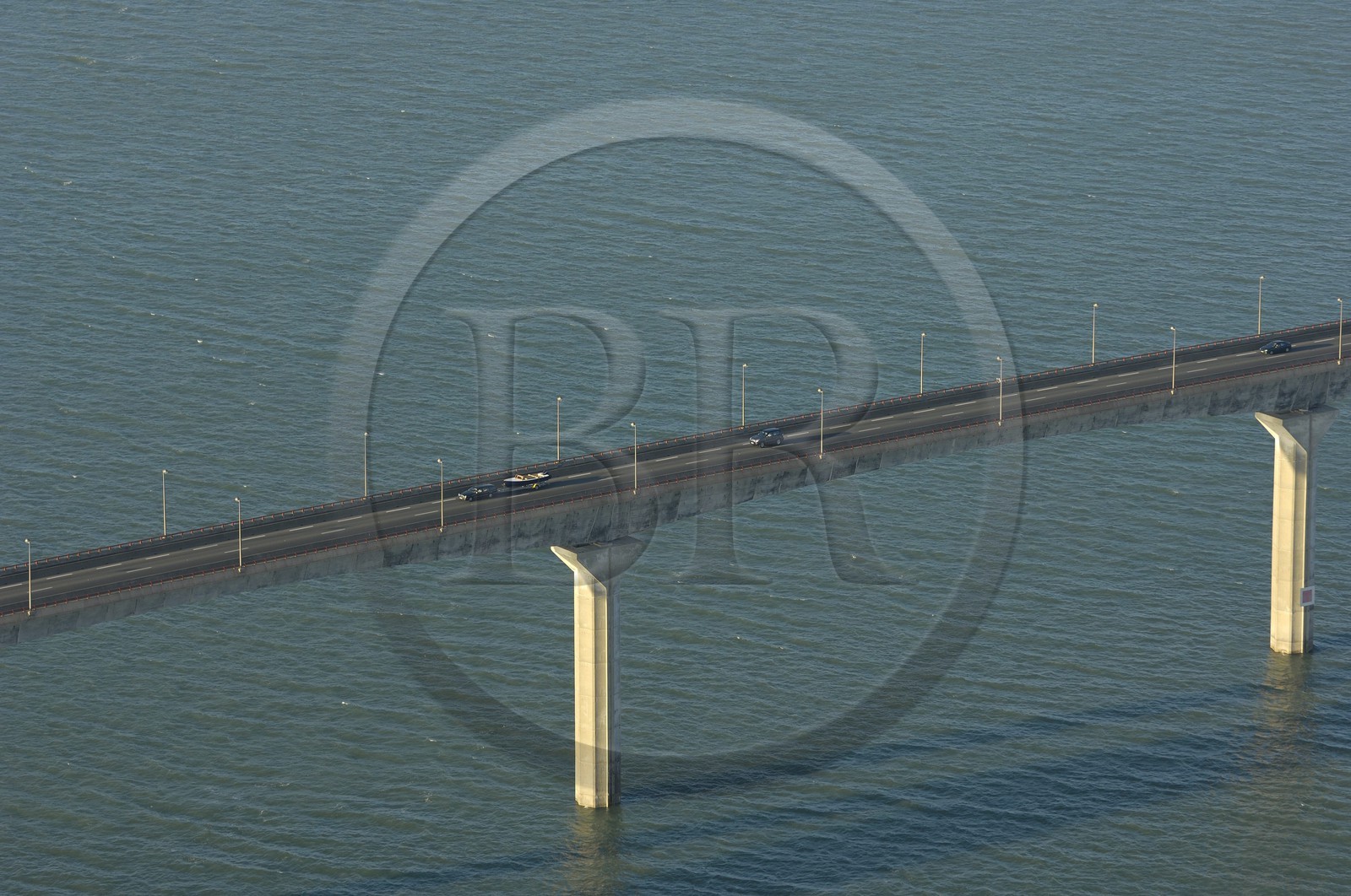 France, Charente-Maritime (17), Pont-viaduc de l'île de Ré (vue aérienne)