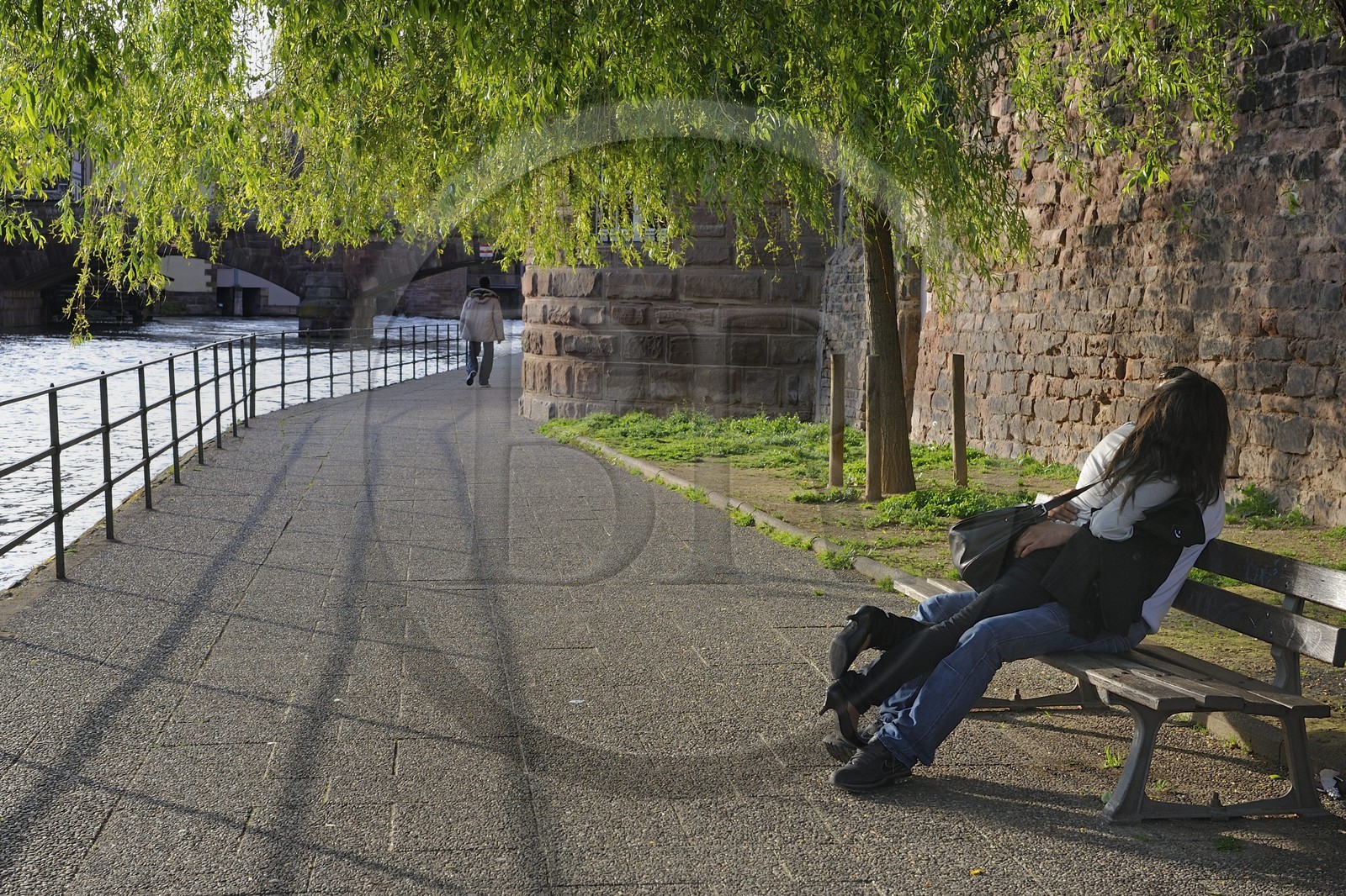 France, Bas Rhin (67), Strasbourg, amoureux sur les quais de l'ill
