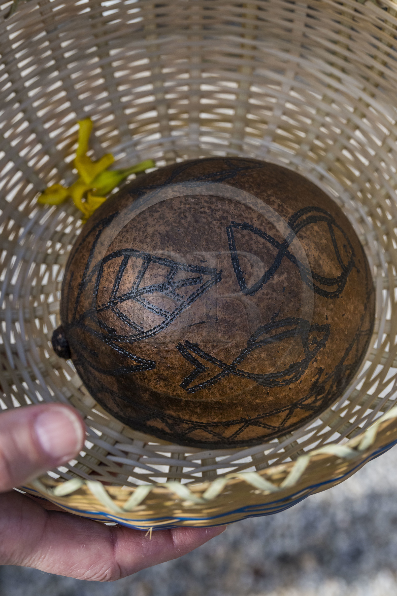 France, Guyane, Kourou, Centre Culturel amérindien Kalawachi, ateliers de gravure sur calebasse