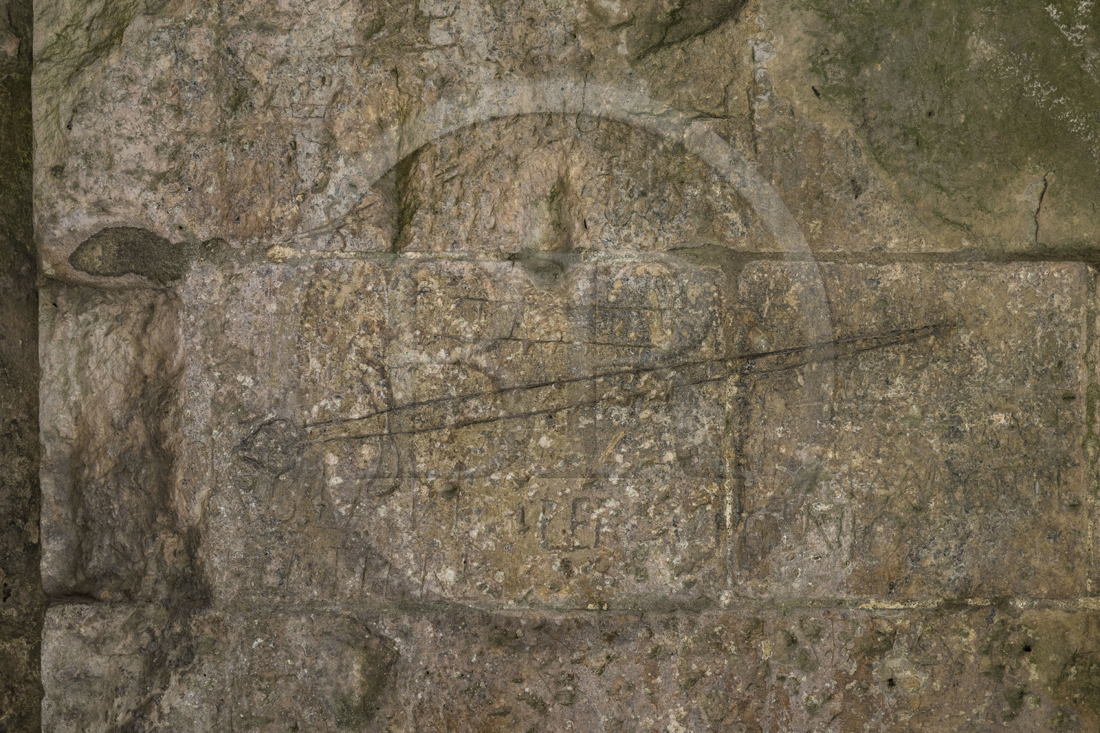 France, Charente-Maritime (17), Saintonge, Marennes-Hiers-Brouage, citadelle de Brouage, labellisé Les Plus Beaux Villages de France, graffiti sous la porte Royale représentant une épée typique du XVIIème siècle et gravé par les soldats en faction