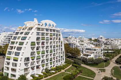 France, Hérault (34), La Grande-Motte, labellisé patrimoine du XXème siècle, quartier du Couchant à l'ouest du port, l'immeuble Le Poseidon des architectes Gilles et Jean Balladur au premier plan (vue aérienne)
