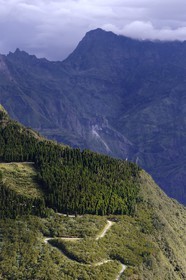 France, Ile de la Reunion, la foret domaniale des Makes dominant le cirque de Cilaos et le Piton des Neiges (3070m) classés Patrimoine Mondial de l'UNESCO (vue aérienne)