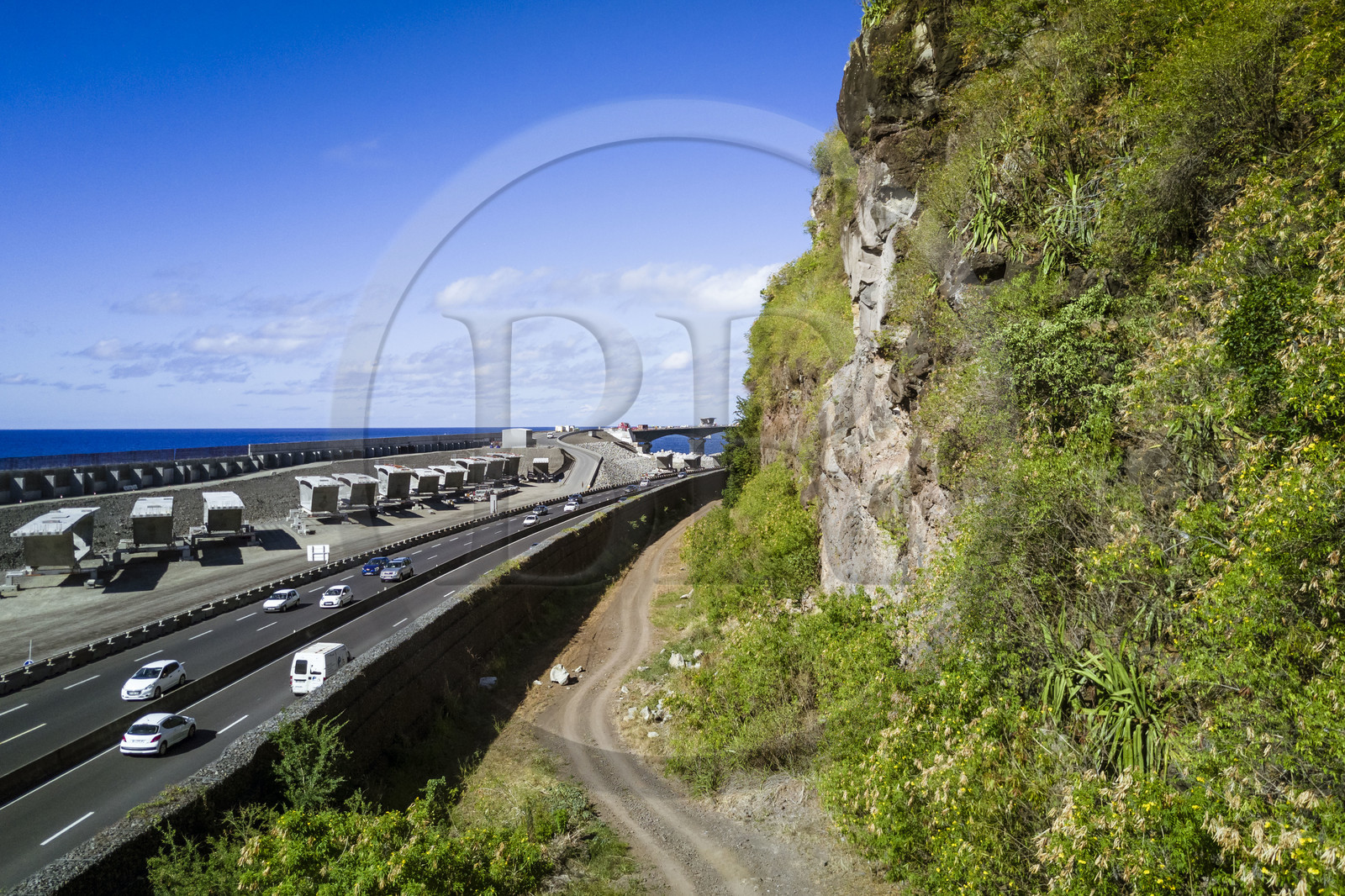 France, Ile de la Reunion, La Possession, chantier de la Nouvelle Route du Littoral (NRL) à la Grande Chaloupe, viaduc maritime long de 5,4 km entre la capitale Saint-Denis et le principal port de commerce à l’Ouest (vue aérienne)