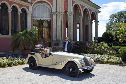 France, Alpes Maritimes (06), Saint-Jean-Cap-Ferrat, voiture vintage Morgan Roadster 4 4 devant la villa Ephrussi de Rothschild