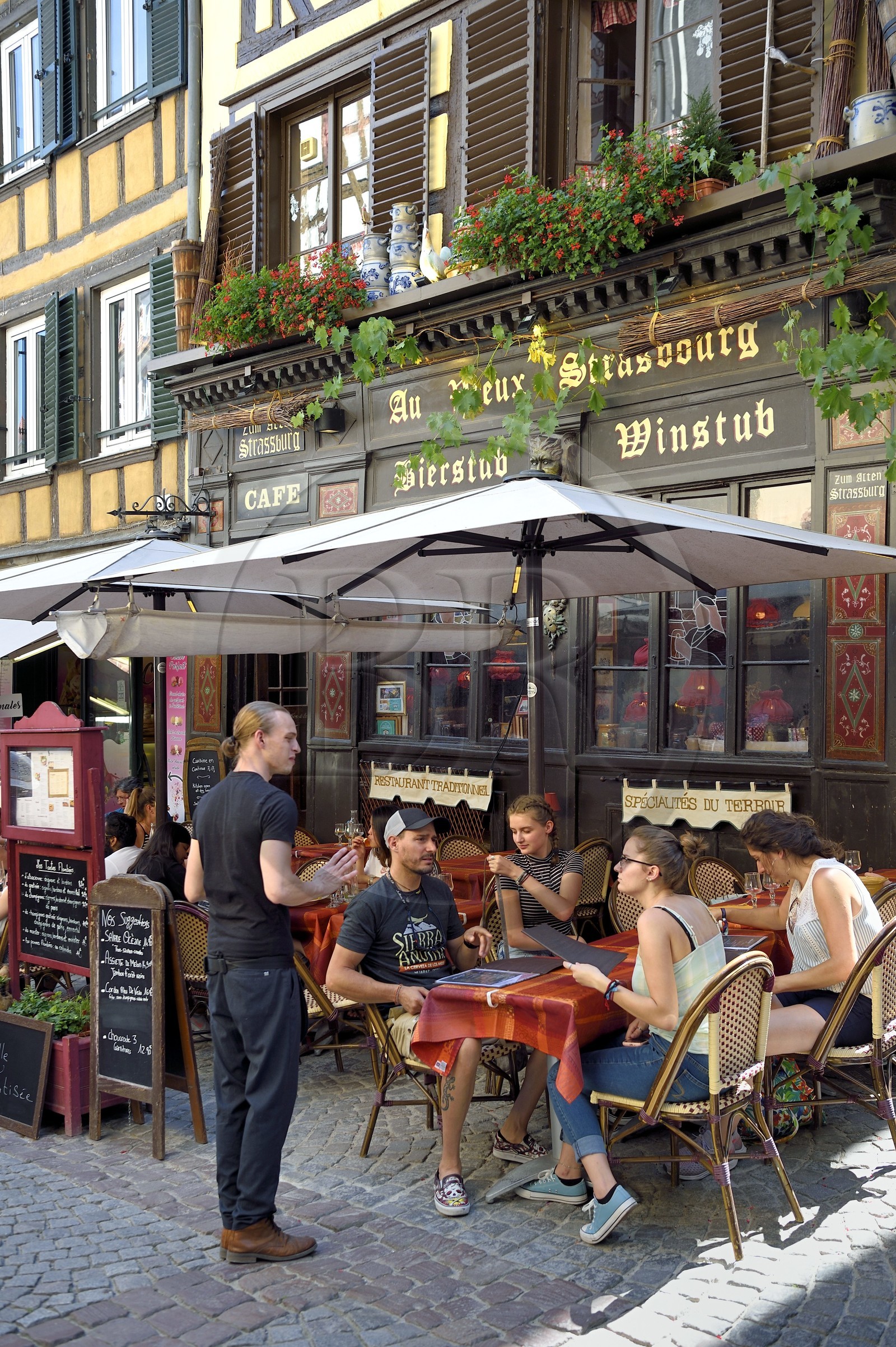 France, Bas-Rhin (67), Strasbourg, vieille ville classée au Patrimoine Mondial de l'UNESCO, bierstub et winstub Au Vieux Strasbourg rue du Maroquin